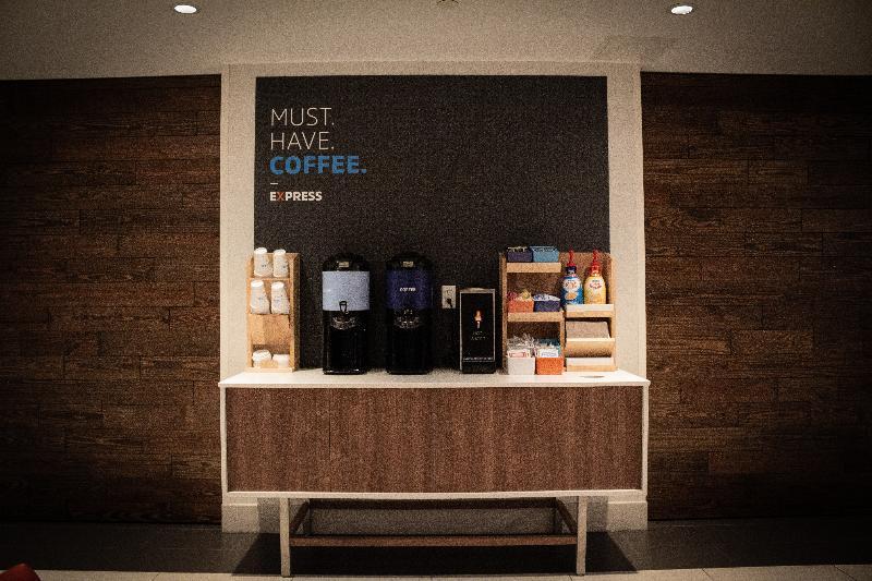 Holiday Inn Express & Suites - Boston South - Randolph By Ihg Экстерьер фото